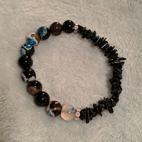 Handcrafted Black & Blue beads bracelet - Picture 3 of 4